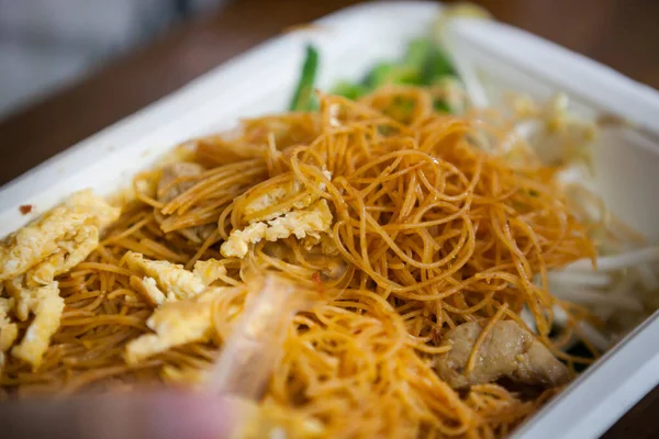 Almohadilla Tailandesa Fideos Arroz Fritos Con Huevo Verduras Pollo Caja — Foto de Stock