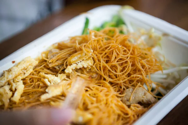 Almohadilla Tailandesa Fideos Arroz Fritos Con Huevo Verduras Pollo Caja — Foto de Stock