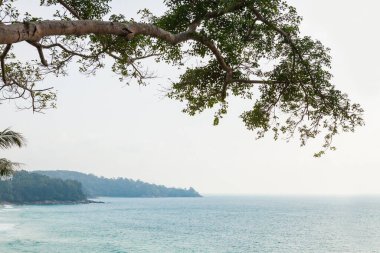 Denize balkondan bak, yaz tatili konsepti..