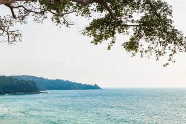 Denize balkondan bak, yaz tatili konsepti..