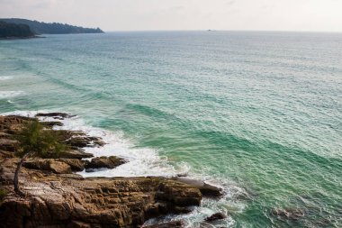 Tayland, Phuket 'te kayalara vuran deniz dalgaları manzarası