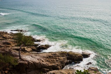 Tayland, Phuket 'te kayalara vuran deniz dalgaları manzarası