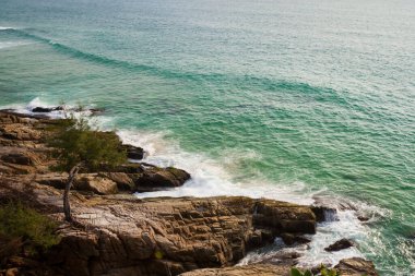 Tayland, Phuket 'te kayalara vuran deniz dalgaları manzarası