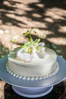 Üzerinde çiçekler olan düğün pastası, Tayland