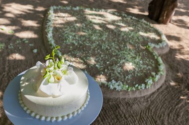 Üzerinde çiçekler olan düğün pastası, Tayland