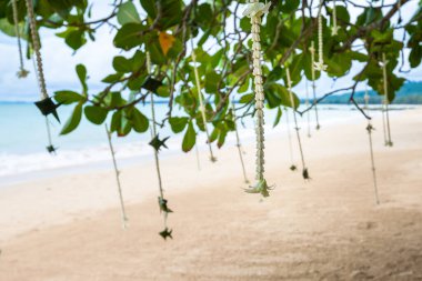 Düğün töreninde çiçek aranjmanı.