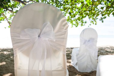 Düğün töreninde çiçek aranjmanı. (Sandalye ayarı)