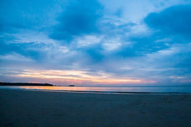 Okyanus ve Tayland üzerindeki bulutlarla dramatik günbatımı gökyüzü.