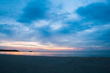 Okyanus ve Tayland üzerindeki bulutlarla dramatik günbatımı gökyüzü.