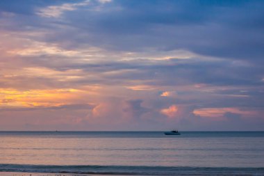 Okyanus ve Tayland üzerindeki bulutlarla dramatik günbatımı gökyüzü.