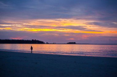 Okyanus ve Tayland üzerindeki bulutlarla dramatik günbatımı gökyüzü.