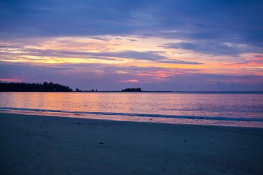 Okyanus ve Tayland üzerindeki bulutlarla dramatik günbatımı gökyüzü.