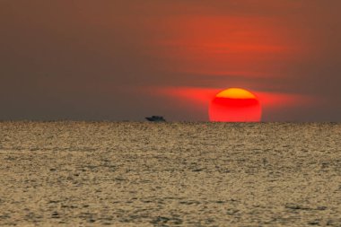 Büyük güneş denizin üzerinde batıyor güneşin kırmızı diski okyanustaki ufka dokunuyor..