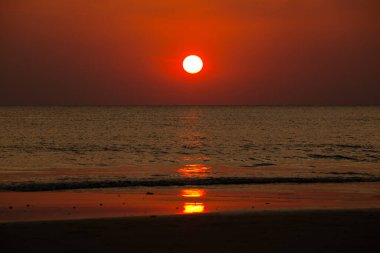 Büyük güneş denizin üzerinde batıyor güneşin kırmızı diski okyanustaki ufka dokunuyor..