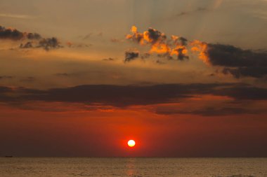 Büyük güneş denizin üzerinde batıyor güneşin kırmızı diski okyanustaki ufka dokunuyor..