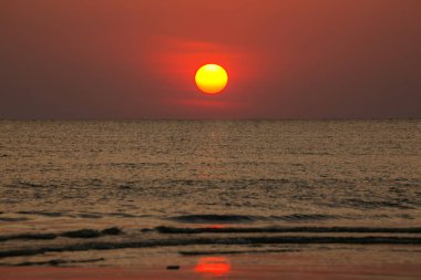 Büyük güneş denizin üzerinde batıyor güneşin kırmızı diski okyanustaki ufka dokunuyor..