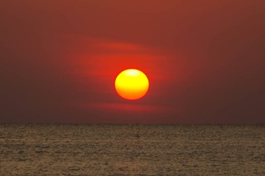 Büyük güneş denizin üzerinde batıyor güneşin kırmızı diski okyanustaki ufka dokunuyor..