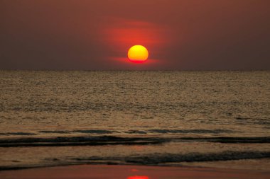 Büyük güneş denizin üzerinde batıyor güneşin kırmızı diski okyanustaki ufka dokunuyor..