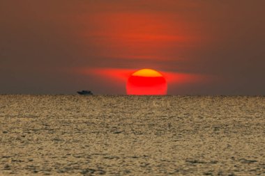 Büyük güneş denizin üzerinde batıyor güneşin kırmızı diski okyanustaki ufka dokunuyor..
