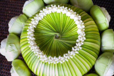 Nilüfer çiçeği kumsalda yapılacak Tayland düğün töreni için hazırlanıyor..