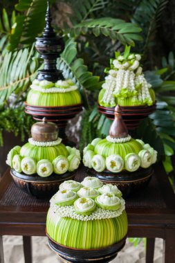 Nilüfer çiçeği kumsalda yapılacak Tayland düğün töreni için hazırlanıyor..