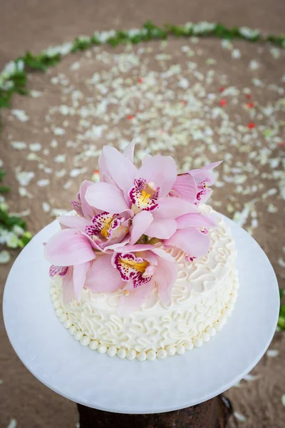 Belle Gâteau Mariage Avec Des Fleurs Sur Dessus — Photo