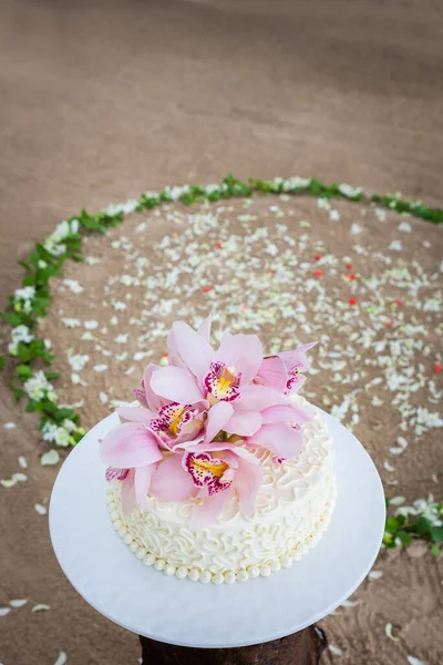 Vacker Bröllopstårta Med Blommor Toppen — Stockfoto