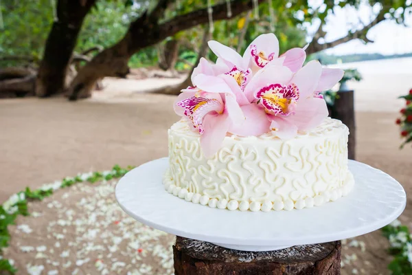 Vacker Bröllopstårta Med Blommor Toppen — Stockfoto
