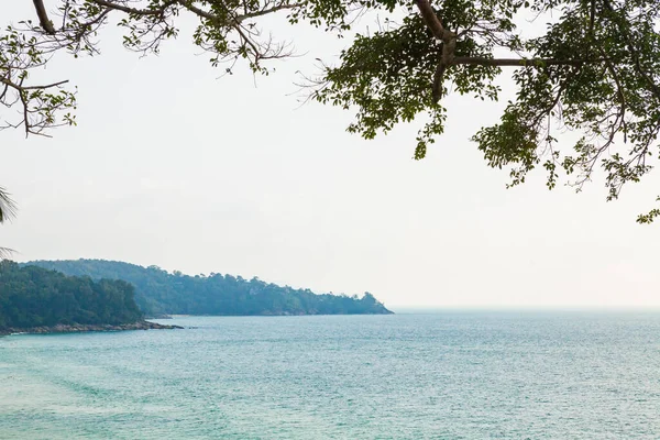 バルコニーから海への眺め 夏休みのコンセプト — ストック写真