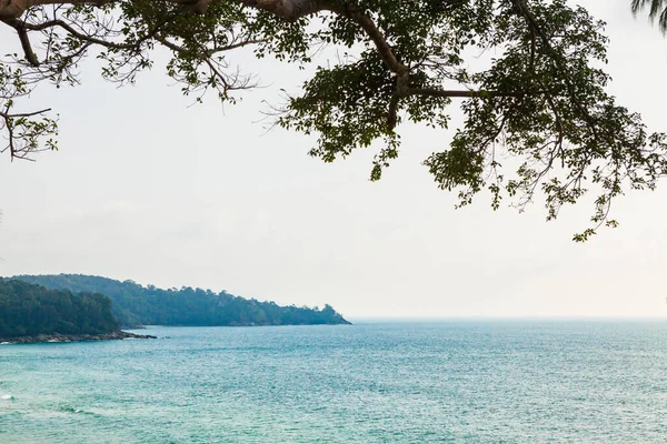Denize balkondan bak, yaz tatili konsepti..