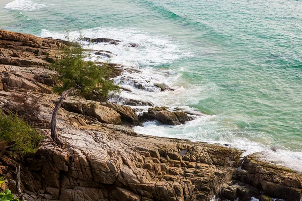 泰国普吉海滩上海浪拍击岩石的景象 — 图库照片