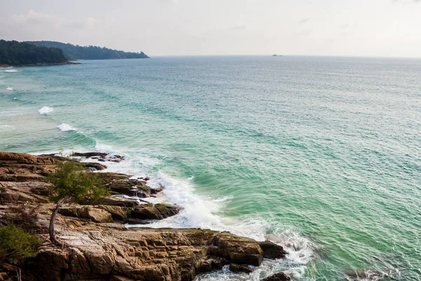 Vista Delle Onde Del Mare Che Colpiscono Rocce Sulla Spiaggia — Foto Stock