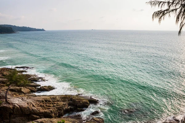 Vista Delle Onde Del Mare Che Colpiscono Rocce Sulla Spiaggia — Foto Stock