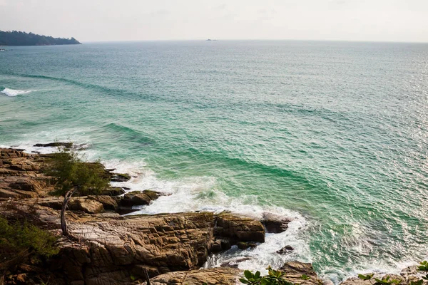 Vista Das Ondas Mar Atingindo Rochas Praia Phuket Tailândia — Fotografia de Stock