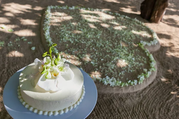 Üzerinde çiçekler olan düğün pastası, Tayland