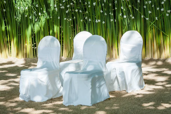 Květinová Aranžmá Svatebním Obřadu Nastavení Židle — Stock fotografie