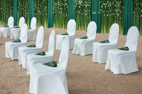 Blumengesteck Bei Einer Hochzeitszeremonie Stühlerücken — Stockfoto