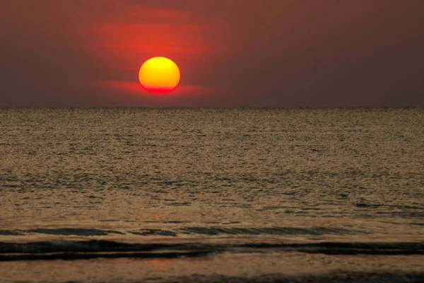 Gran Sol Pone Sobre Mar Disco Rojo Del Sol Toca — Foto de Stock