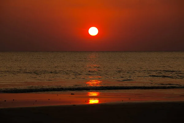 Velký Západ Slunce Nad Mořem Rudý Kotouč Slunce Dotýká Obzoru — Stock fotografie