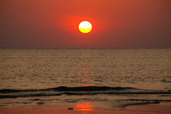 Gran Sol Pone Sobre Mar Disco Rojo Del Sol Toca — Foto de Stock