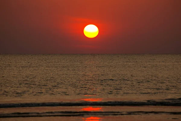 Gran Sol Pone Sobre Mar Disco Rojo Del Sol Toca — Foto de Stock