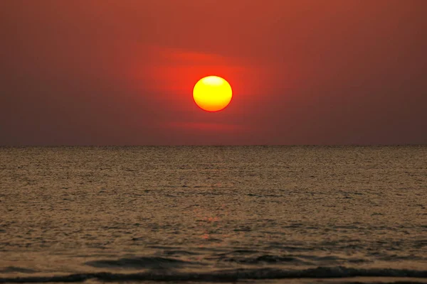 Gran Sol Pone Sobre Mar Disco Rojo Del Sol Toca — Foto de Stock