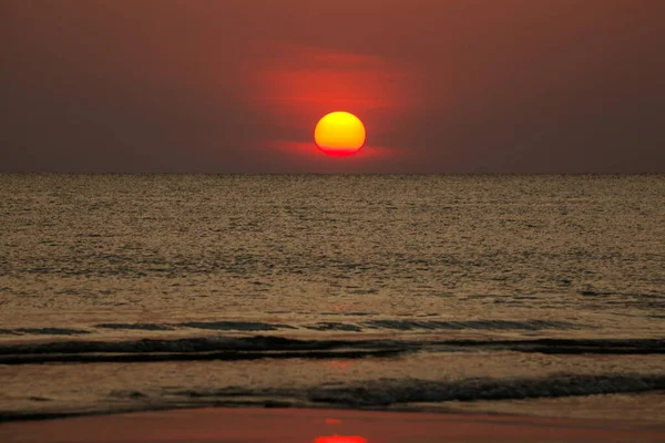 Büyük güneş denizin üzerinde batıyor güneşin kırmızı diski okyanustaki ufka dokunuyor..