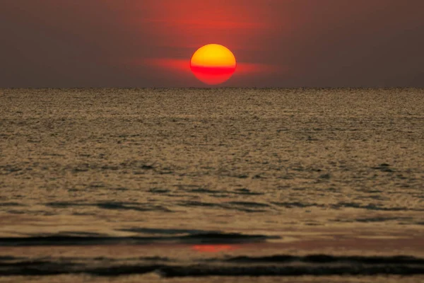 Grand Soleil Couchant Sur Mer Disque Rouge Soleil Touche Horizon — Photo