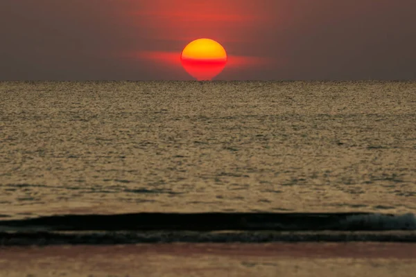 Grand Soleil Couchant Sur Mer Disque Rouge Soleil Touche Horizon — Photo