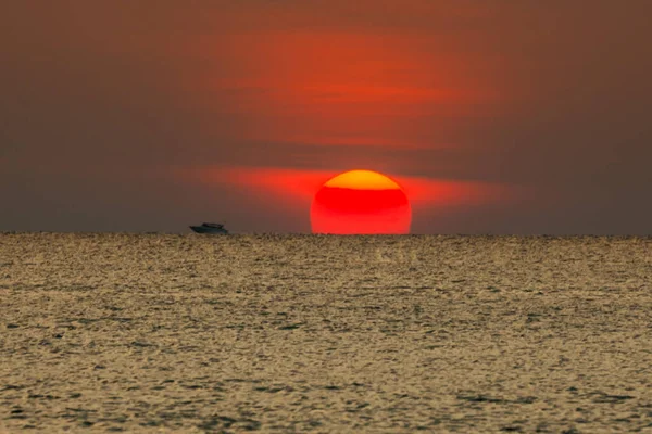 Big Sun Setting Sea Red Disc Sun Touches Horizon Ocean — Stock Photo, Image