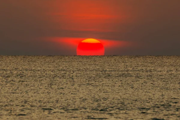 Wielkie Słońce Zachodzące Nad Morzem Czerwony Dysk Słońca Dotyka Horyzontu — Zdjęcie stockowe