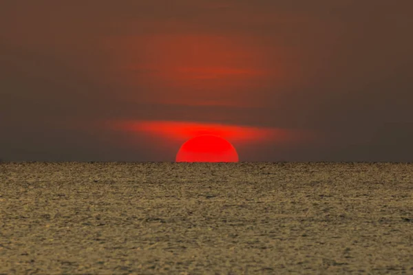 Большое Солнце Садится Над Морем Красный Диск Солнца Касается Горизонта — стоковое фото