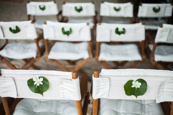 椅子のセットアップとビーチでのタイのセットアップ結婚式 — ストック写真