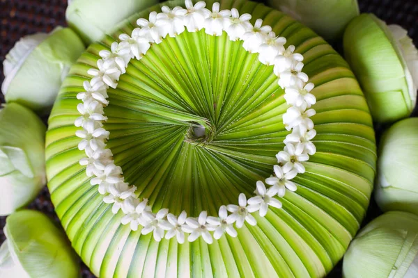 Nilüfer Çiçeği Kumsalda Yapılacak Tayland Düğün Töreni Için Hazırlanıyor — Stok fotoğraf